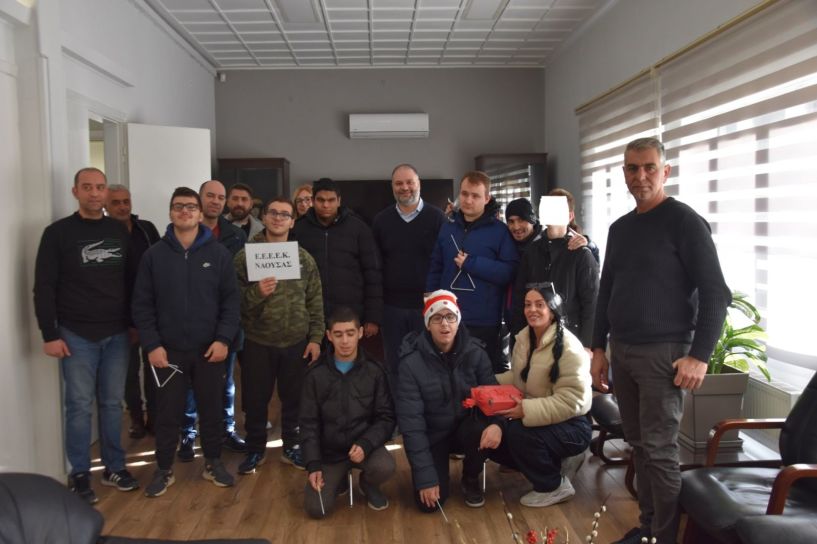 Κάλαντα από τους μαθητές του Ε.Ε.Ε.ΕΚ. Νάουσας στον Δήμαρχο