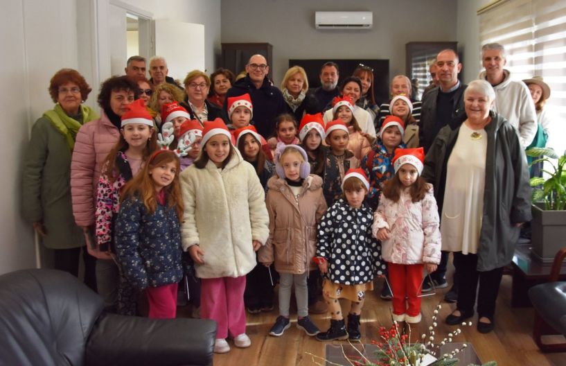 Κάλαντα από το Λύκειο Ελληνίδων Νάουσας στο Δημαρχείο