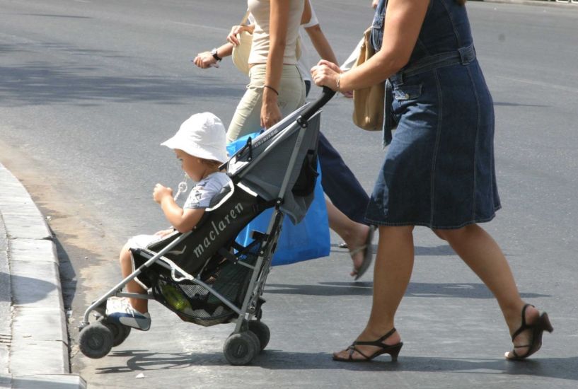 Επιδοτούμενη φύλαξη παιδιών από τις «νταντάδες της γειτονιάς»!