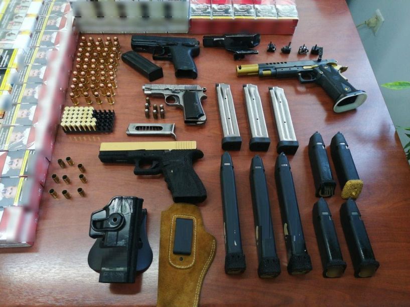 Συνελήφθη για παράνομη οπλοκατοχή - 3 πιστόλια, γεμιστήρες, φυσίγγια, κάλυκες και εξαρτήματα σκόπευσης στο οπλοστάσιό του!
