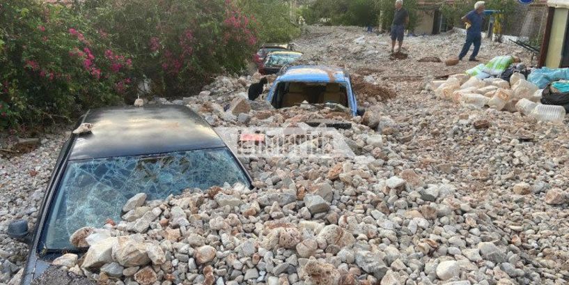 Κακοκαιρία «Ιανός»: Θάφτηκε από πέτρες και λάσπη το χωριό Ασσος στην Κεφαλονιά (Eικόνες)