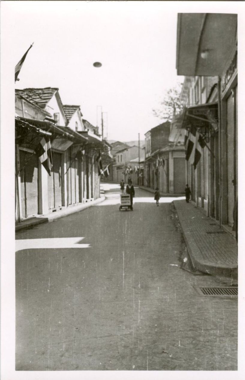 ΜεΜιαΜατια Οδός Κεντρικής, γιορτινή ημέρα και μάλλον ημέρα παρέλασης.