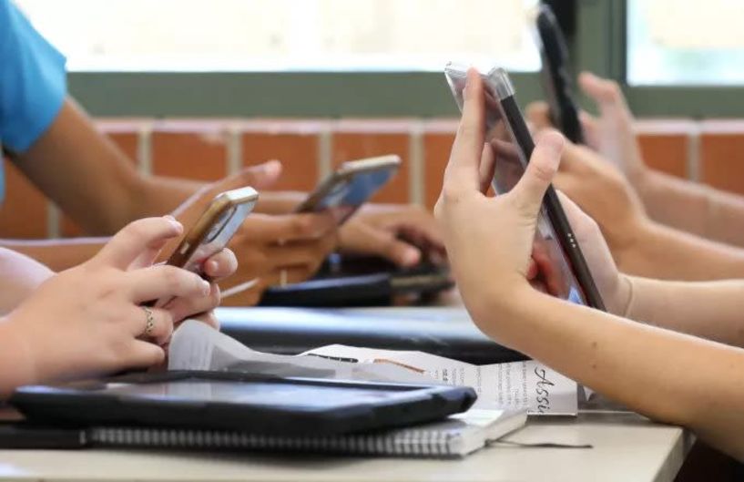 Σύμφωνα με έρευνα 9 στους 10 Έλληνες είναι «όλη μέρα μ’ ένα κινητό στο χέρι»!!!