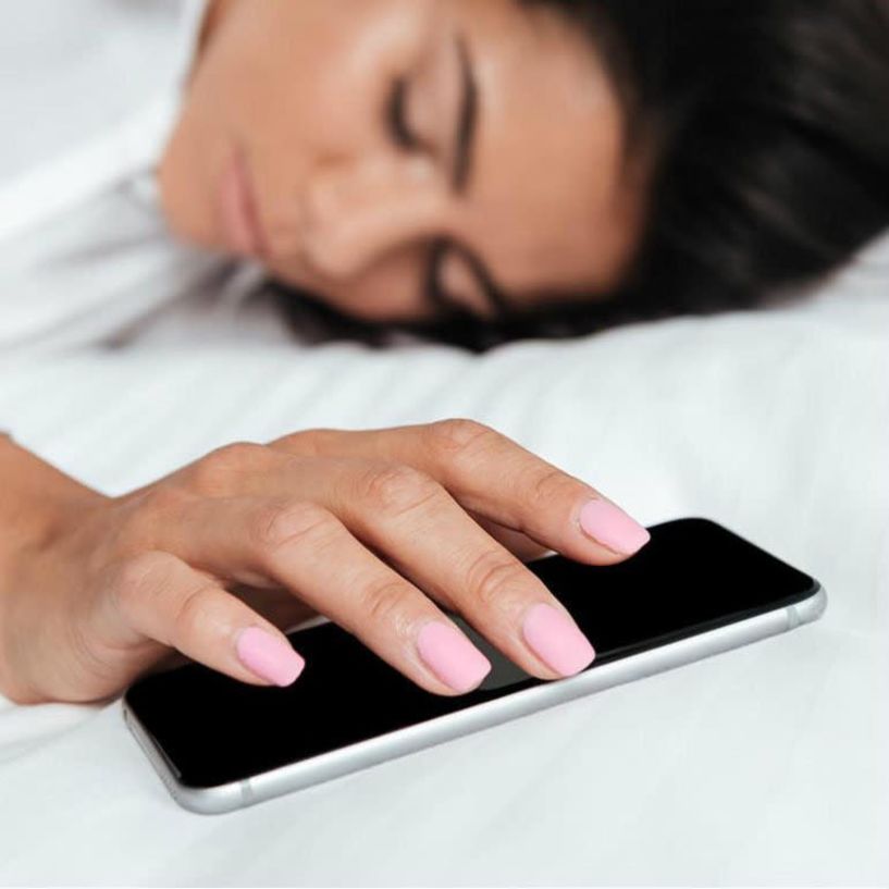 Φορτίζεις το κινητό δίπλα σου όταν κοιμάσαι; Δύο λόγοι που θα πρέπει να το σταματήσεις