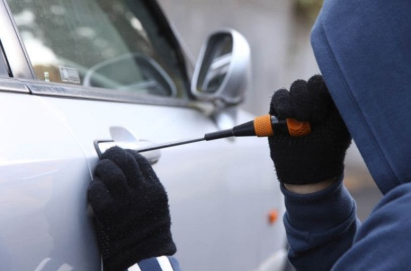 Έκλεψε ασημένιο σταυρό και ηλεκτρονικά από αυτοκίνητο 39χρονη στη Νάουσα