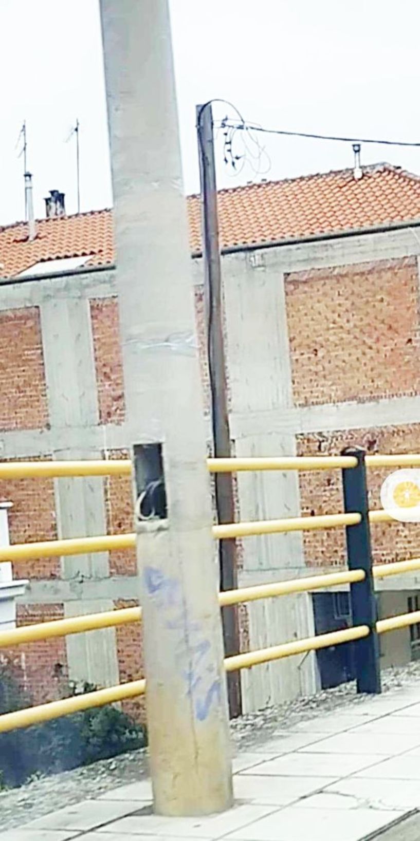 Μήπως είναι επικίνδυνη η κολώνα στην Μ. Μπότσαρη;