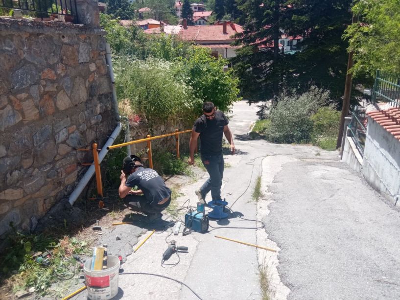 Μεταλλικές κουπαστές στήριξης στις εκκλησίες του Σελίου