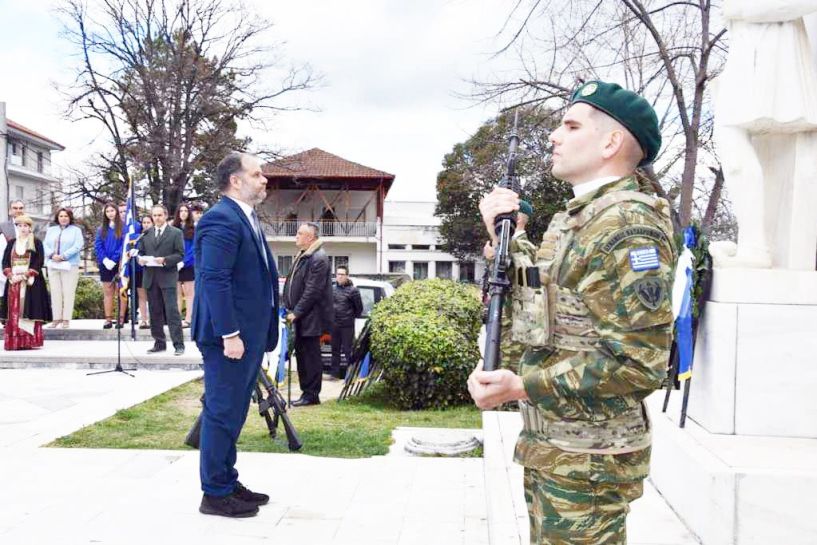 Συμβολική αποχώρηση συνδυασμού Καρανικόλα στην κατάθεση στεφάνου από τον δήμαρχο Νάουσας Ν. Κουτσογιάννη