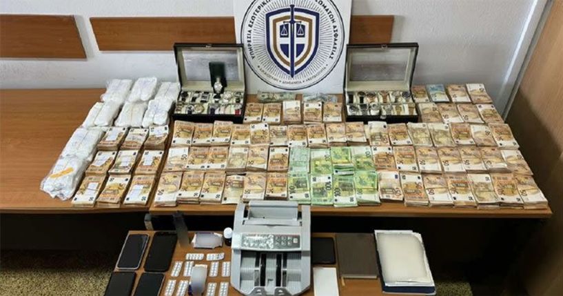 Κύκλωμα με δημόσιους  και δημοτικούς  υπαλλήλους, εκβίαζε ιδιοκτήτες καταστημάτων  -Μια 43χρονη από την Πάτρα, αρχηγός του κυκλώματος – Συνεχίζονται οι συλλήψεις