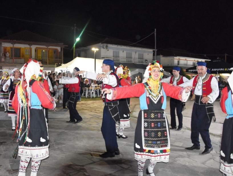 Εντυπωσίασαν οι Λαογραφικοί Σύλλογοι της Νάουσας στην  10η Εμποροπανήγυρη Κοπανού