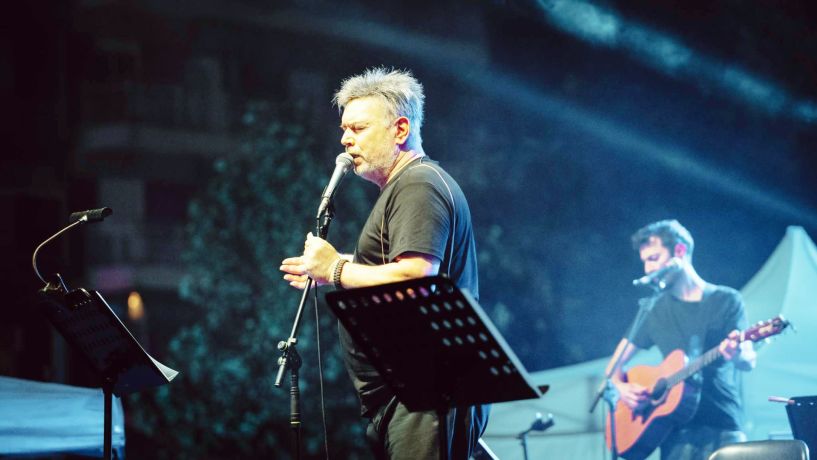 Για λόγους υγείας που τους μοιράστηκε με το κοινό της Βέροιας, ακύρωσε τις συναυλίες του ο Μανώλης Λιδάκης