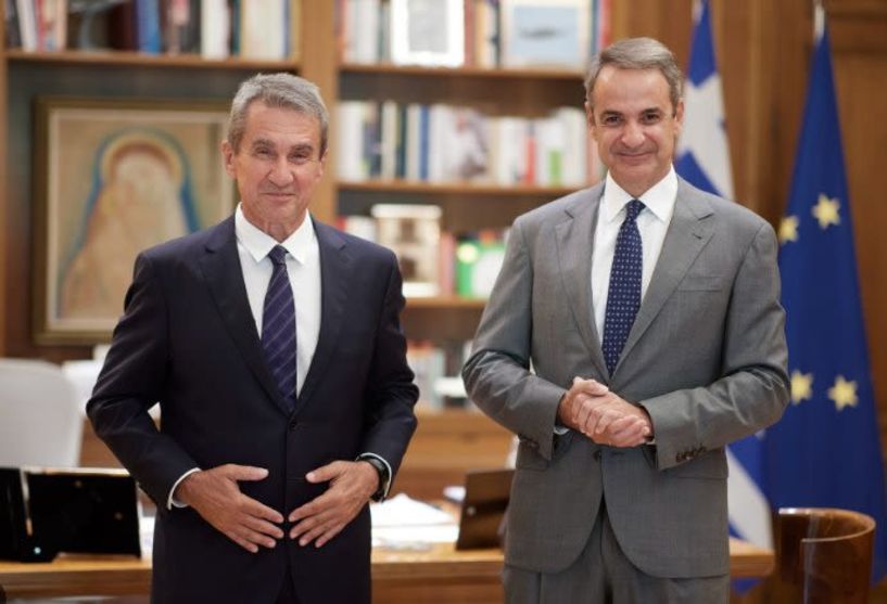 Στη Νέα Δημοκρατία προσχώρησε χθες, ο πρ. υπουργός  του ΠΑΣΟΚ και πρόεδρος των  “Δημοκρατών”, Ανδρέας Λοβέρδος  Χαριλάου Τρικούπη: «Προφανώς, ήρθε η ώρα της εξαργύρωσης»