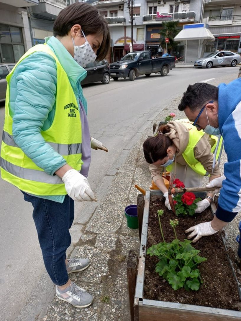 Καλλωπισμός και φυτεύσεις λουλουδιών σε κεντρικά σημεία της Νάουσας 