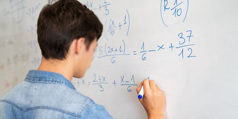 Σχεδιάζεται μείωση της διδακτέας ύλης σε δημοτικό και γυμνάσιο