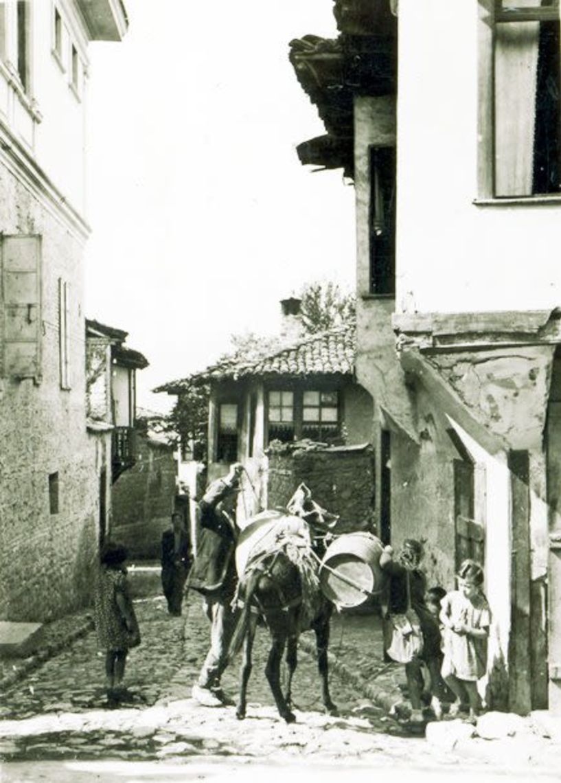 ΜεΜιαΜατια Οδός Σοφού, με το καλνερίμι του και τα σπίτια που εκείνα τα χρόνια είχαν ζωή.