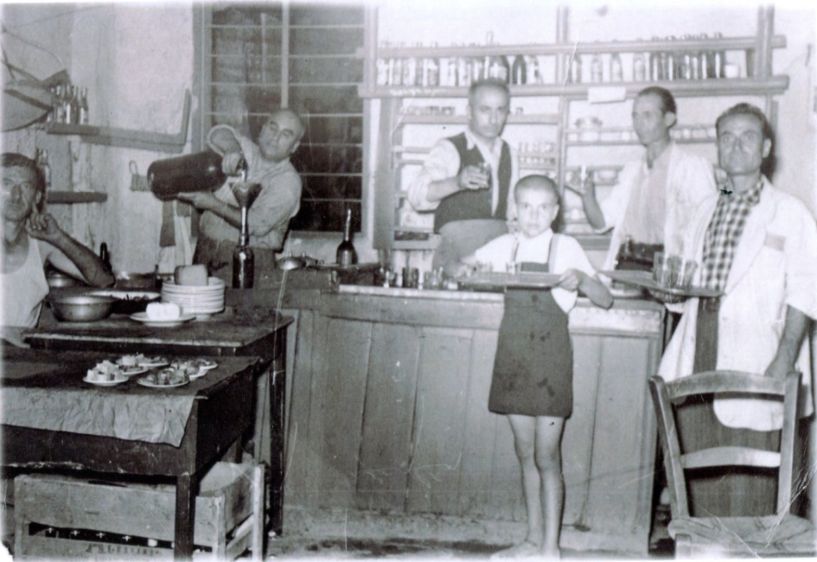 ΜεΜιαΜατια: 1η Αυγούστου 1953. Πανηγύρι Αγίου Αντωνίου, καφενείο αδελφών Σχοινιώτη