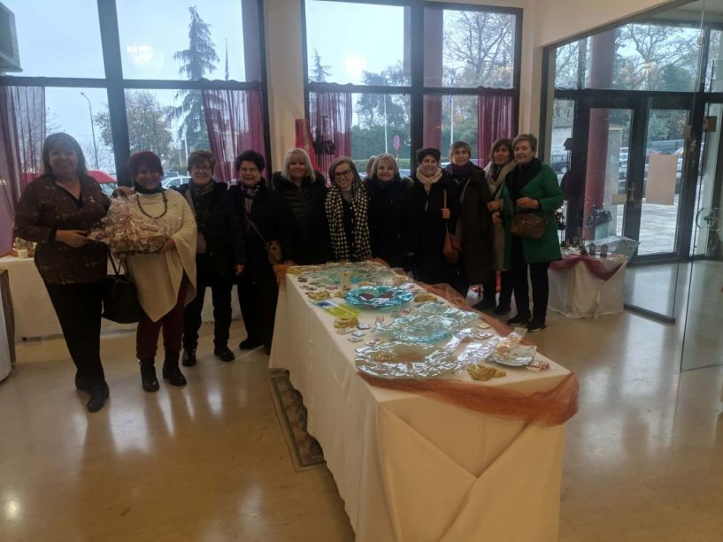 Νάουσα: Χειροποίητα διακοσμητικά  του τμήματος εργοθεραπείας του ΚΑΠΗ, στο Χριστουγεννιάτικο bazzar του Γηροκομείου 