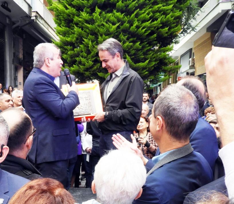 Μια εικόνα της Παναγίας στον Πρόεδρο από τις Οργανώσεις ΝΔ Ημαθίας