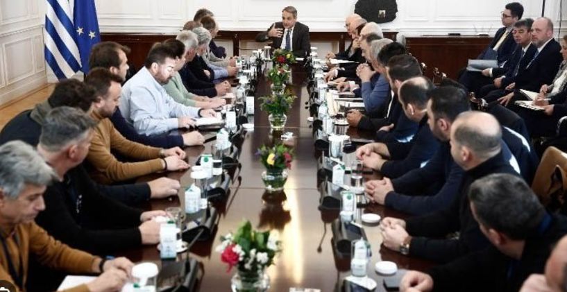 Με μία Επιτροπή η συνάντηση στο Μαξίμου - Μητσοτάκης: Τις εξελίξεις τις διαμορφώνουν οι παρόντες, είμαστε εδώ να δούμε τι περιθώρια βελτίωσης υπάρχουν -Δεν προσήλθε η Πανελλαδική των Μπλόκων και συνεχίζει τις κινητοποιήσεις – Ευρεία σύσκεψη σήμερα στην Κα