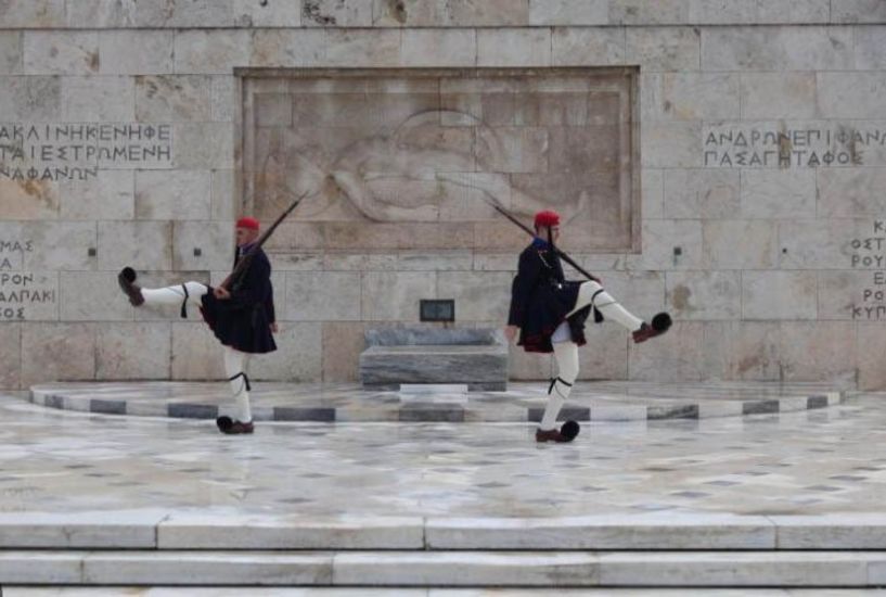 Κατά πλειοψηφία, με 159 «ναι», έγινε δεκτή η τροπολογία για το  μνημείο του Άγνωστου Στρατιώτη  -Στα ύψη η πολιτική αντιπαράθεση