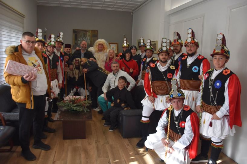 Οι Μωμόγεροι  της Ευξείνου Λέσχης  Ποντίων Νάουσας στο  Δημαρχείο