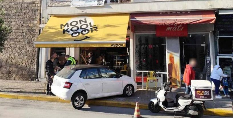 Αυτοκίνητο «καρφώθηκε» σε κατάστημα αρτοσκευασμάτων στο κέντρο της Βέροιας