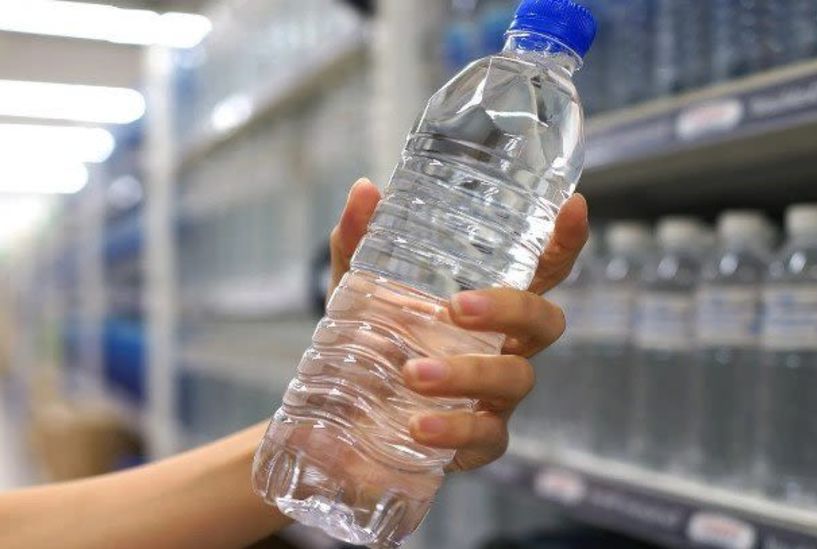 Διαψεύδει το ΥΠΕΝ την ύπαρξη ΚΥΑ για πλαστικά και αλουμινένια μπουκάλια