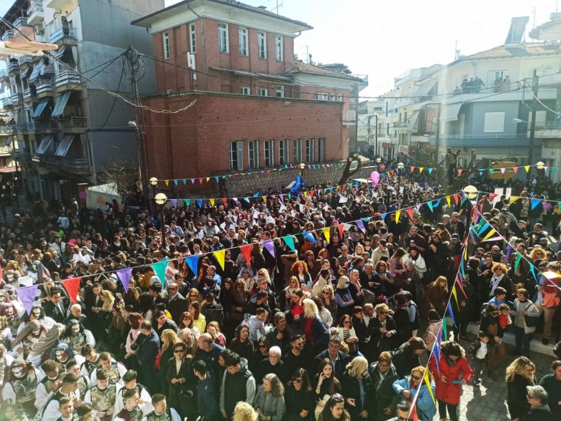 Παρουσία χιλιάδων επισκεπτών και κατοίκων αναβίωσε στη Νάουσα το δρώμενο «Γενίτσαροι και Μπούλες» την πρώτη Κυριακή της Αποκριάς