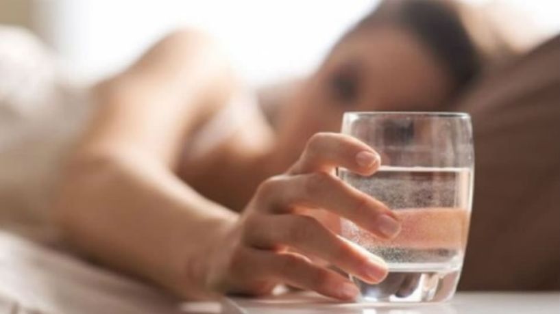 Γιατί αξίζει να πίνουμε νερό κάθε πρωί αμέσως μόλις ξυπνάμε;