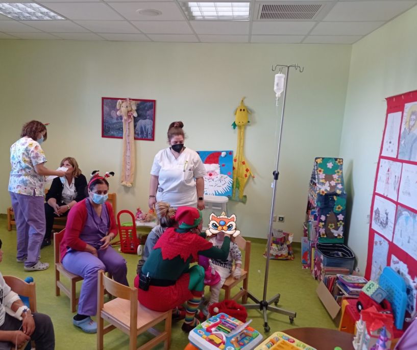 Χριστουγεννιάτικες μελωδίες και παιδικά χαμόγελα πλημμύρισαν την Παιδιατρική του Νοσοκομείου Βέροιας