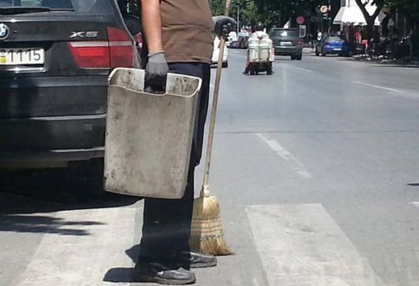 Καθαρισμός της κεντρικής πλατείας του Λουτρού από την εθελοντική ομάδα του χωριού
