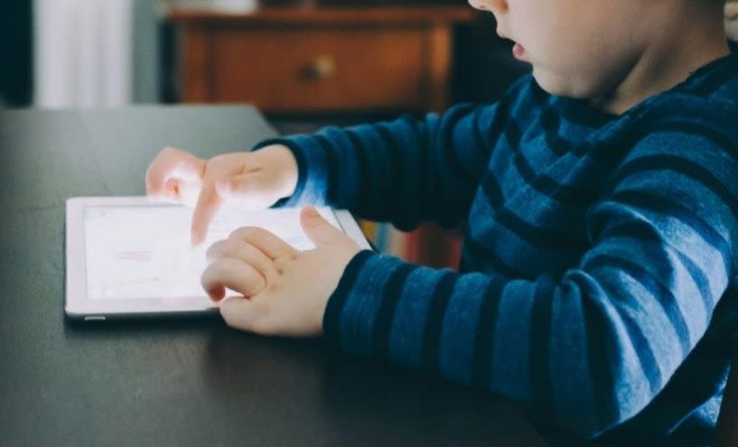 Η συνεχής έκθεση των παιδιών στις οθόνες αυξάνει τα περιστατικά μυωπίας ακόμη και από την προσχολική ηλικία