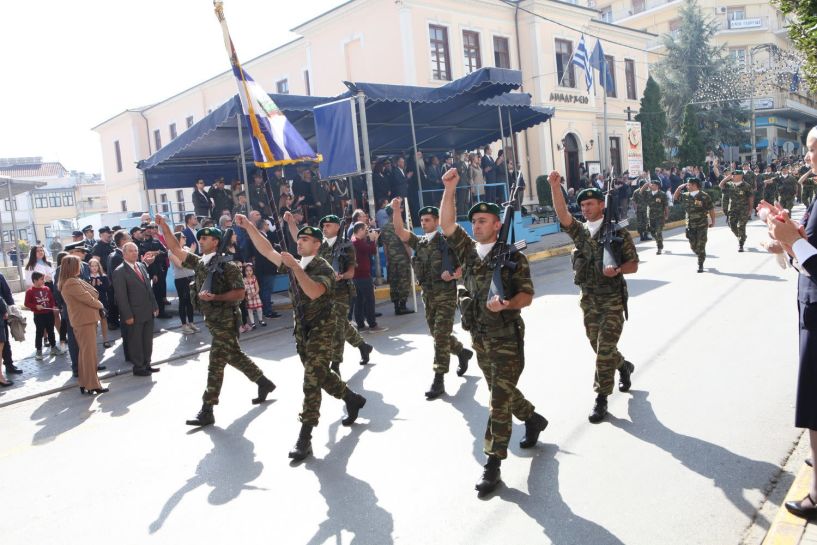 Παρέλαση χωρίς εμβατήρια δεν γίνεται!