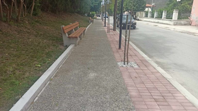 Αισθητική και λειτουργική παρέμβαση στο πεζοδρόμιο απέναντι από το Νοσοκομείο Νάουσας