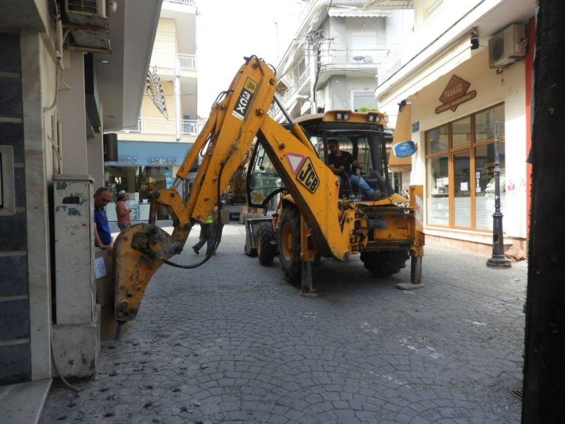 Ξεκίνησε το πρωί το ξήλωμα του φθαρμένου οδοστρώματος στον εμπορικό πεζόδρομο της Βέροιας