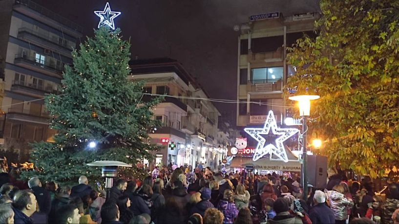 Με όμορφες χριστουγεννιάτικες μελωδίες, φως και χαρά «πλημμύρισε» η κεντρική πλατεία της Νάουσας στην εκδήλωση φωταγώγησης του χριστουγεννιάτικου δέντρου