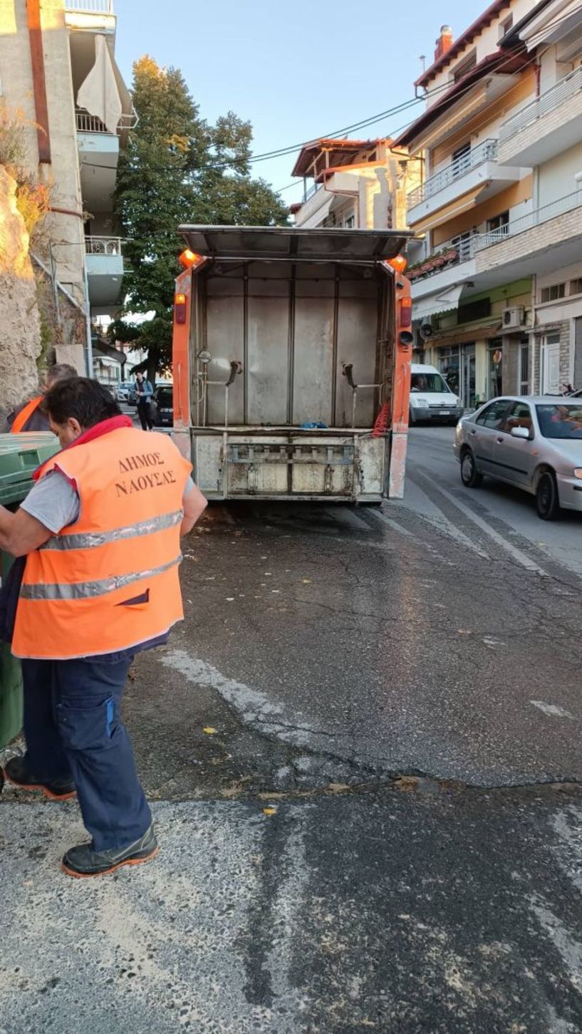 Πλύσιμο κάδων από τα συνεργεία καθαριότητας του Δήμου Νάουσας