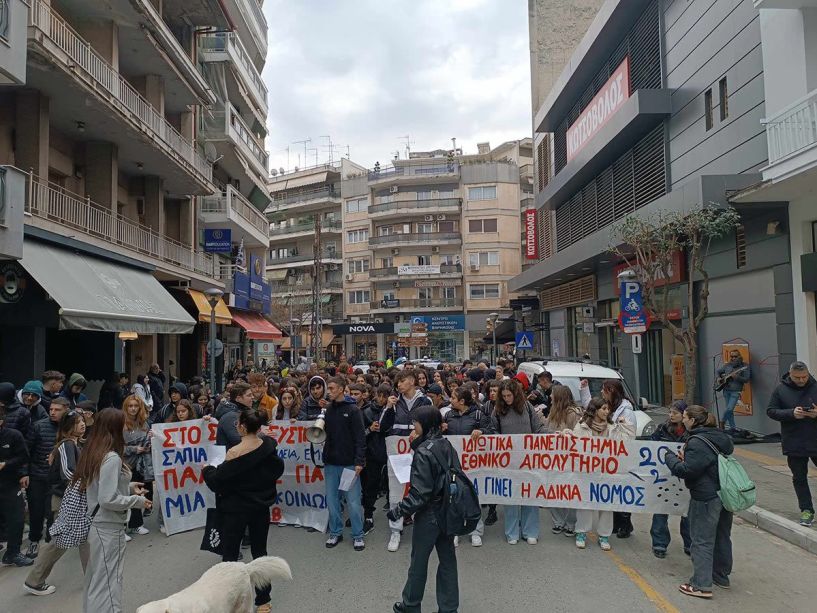 Πορεία διαμαρτυρίας μαθητών στο κέντρο της Βέροιας (ΒΙΝΤΕΟ)