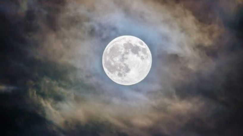 Έλαμψε χθες η «Ψυχρή Υπερπανσέληνος»