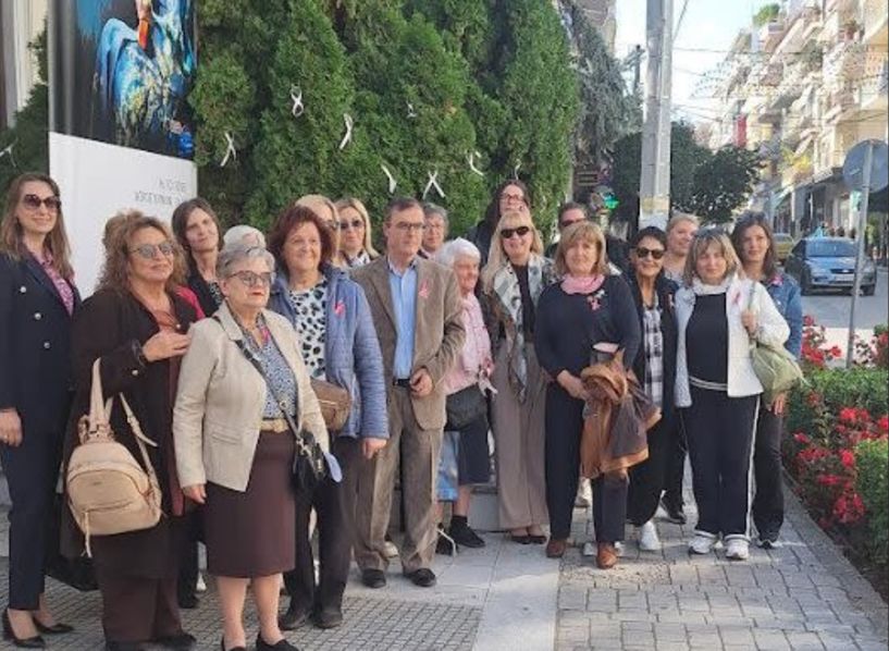 Κρέμασαν και φέτος στα δέντρα, τις ροζ κορδέλες με τον γνωστό συμβολισμό της πρόληψης