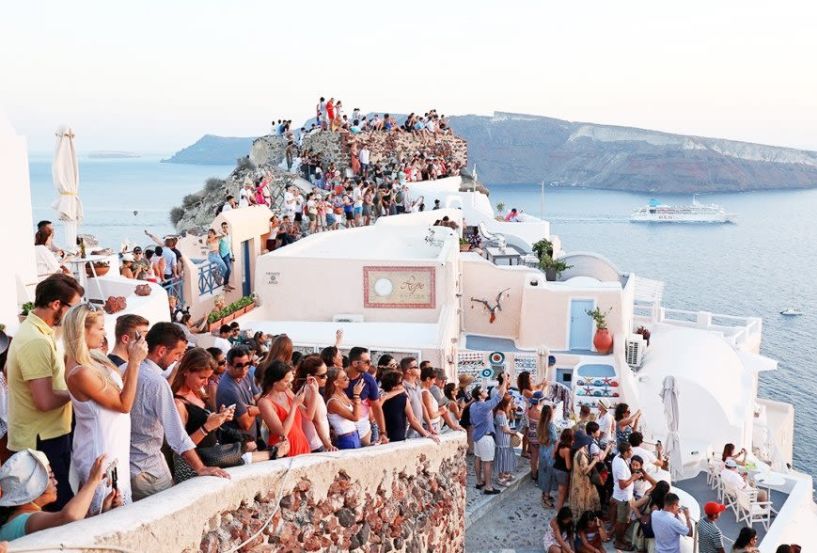 Σαντορίνη: Πρόσκληση σε «εθελοντικό lockdown» των κατοίκων για να κυκλοφορούν ελεύθερα οι τουρίστες
