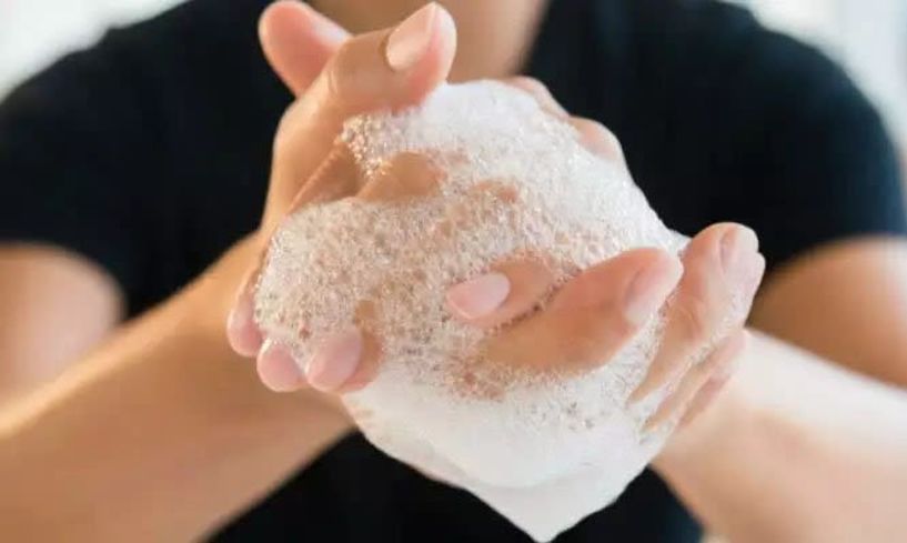 Φτάνει με τα απολυμαντικά επιστροφή στο νερό και σαπούνι!