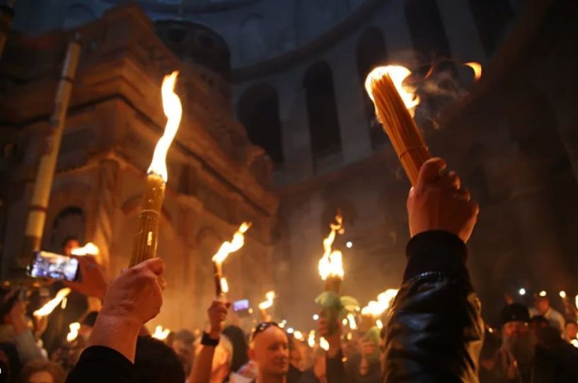 Αεροπορικώς το Άγιο Φως από τα Ιεροσόλυμα στην Αθήνα και σε 8 περιοχές της Ελλάδας