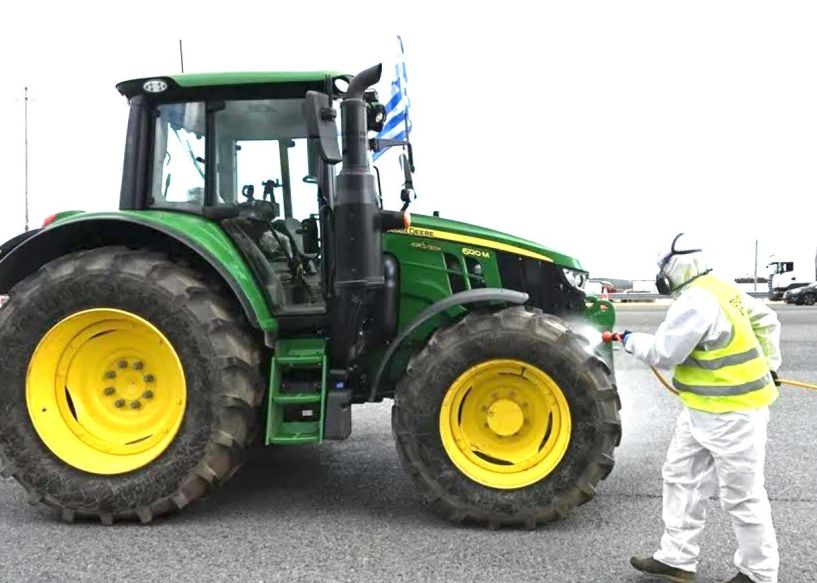 Απολύμανση στα τρακτέρ που διαδήλωσαν στο Σύνταγμα