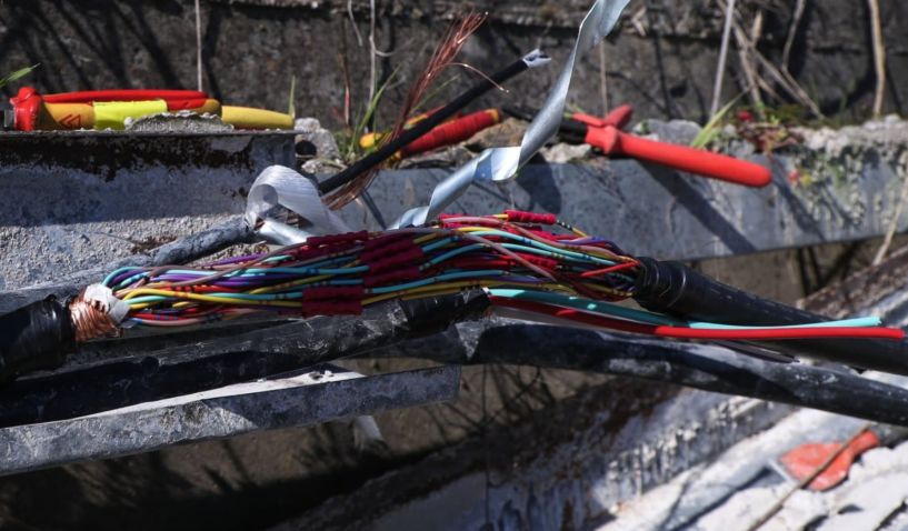 Καταγγελία για δολιοφθορά: Άγνωστοι έκοψαν καλώδια τηλεδιοίκησης σιδηροδρόμου, λίγο έξω από το Πλατύ Ημαθίας