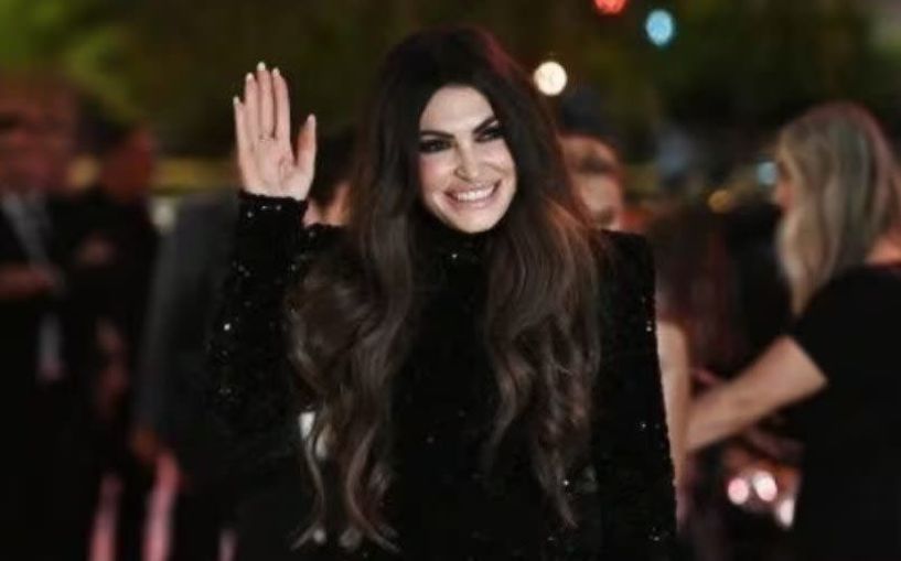 Αστραφτερή και με τα φλας επάνω της, αναλαμβάνει  σήμερα επισήμως,   η νέα πρέσβης των ΗΠΑ, στην Αθήνα