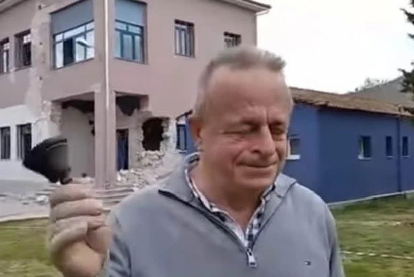 Χτύπησε το κουδούνι για τελευταία φορά στο σχολείο πριν την κατεδάφιση - Συγκινημένος ο διευθυντής του σχολείου στο Δαμάσι (Βίντεο)