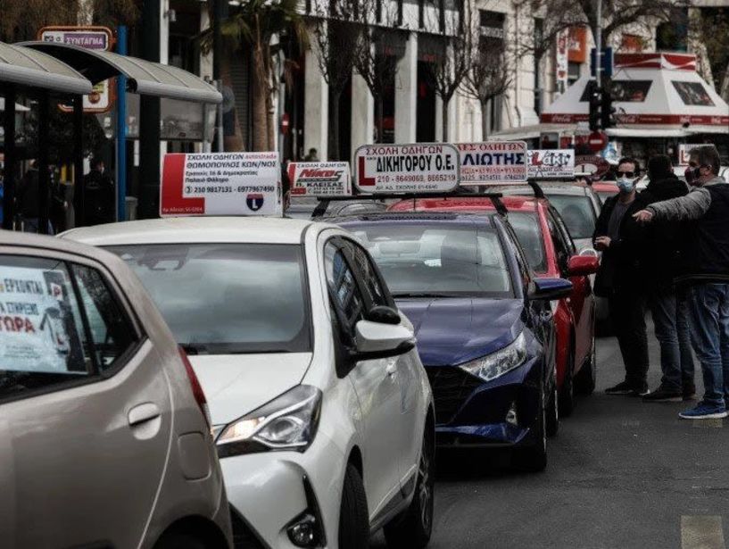 Έρχονται αλλαγές στα διπλώματα οδήγησης: Συνοδηγός ο εξεταστής, εξετάσεις από τα 17 και κάμερες