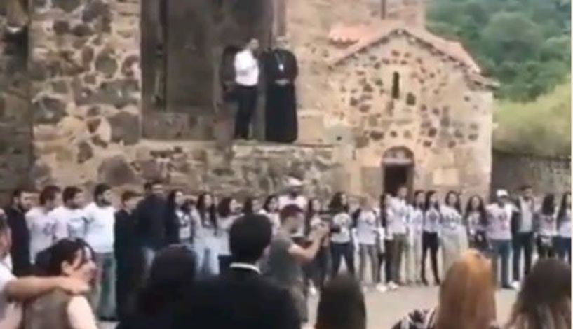 Ναγκόρνο Γκαραμπάχ: Αρμένιοι αποχαιρετούν τις εκκλησίες τους, πριν ξεριζωθούν