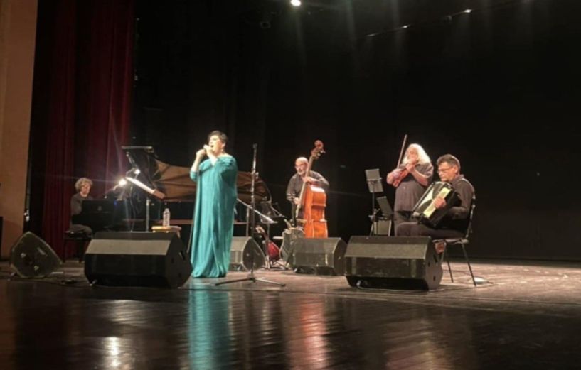 Η Σόνια, οι Plaza Ensemble και το «θεραπευτικό» της ψυχής ρεπερτόριο, χειροκροτήθηκαν θερμά από το κοινό